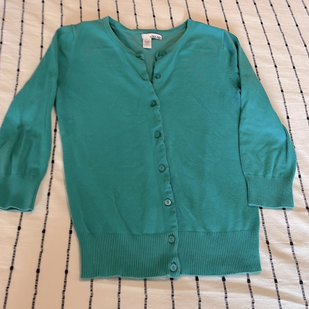 Quarter sleeve button up in teal size L in fair condition